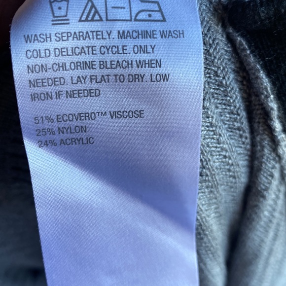 NWOT.  Zuda Gray lightweight ladies sweater. - Picture 8 of 8